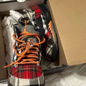 8.5 in w worn them to travis Scott concert  and they have been sitting